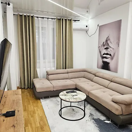 Apartman Square Garden 32 *